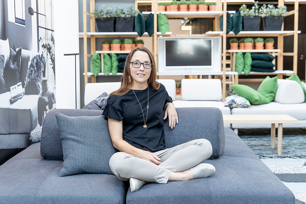 En ung kvinna sitter i en soffa