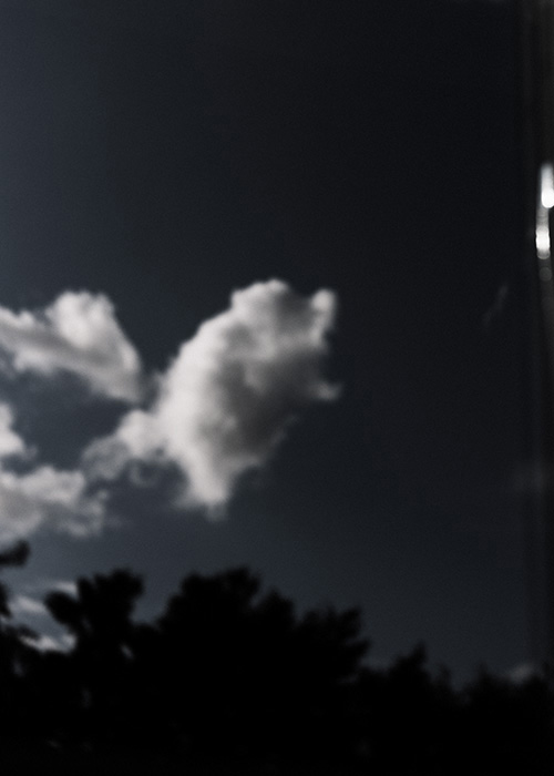 Moln i mörk himmel
