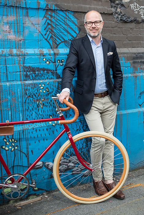 En man med sin cykel