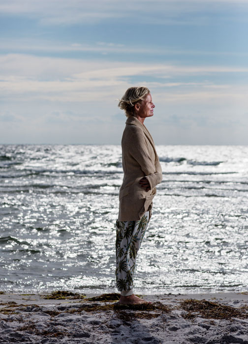 En kvinna vid stranden