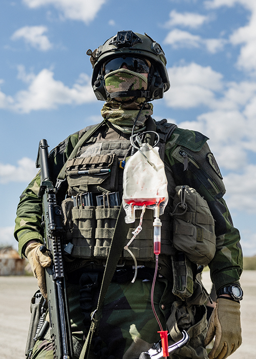 En utrustad militär står utomhus
