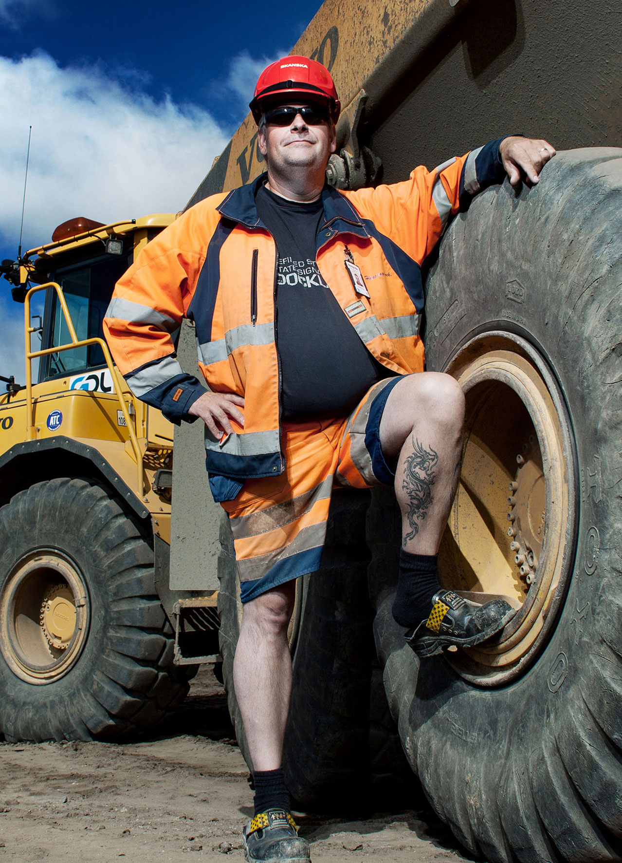 Arbetare står vid sin traktor