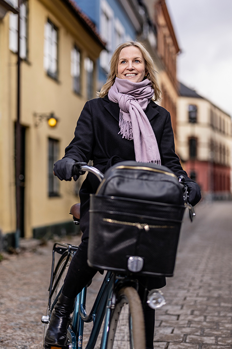 En kvinna med sin cykel