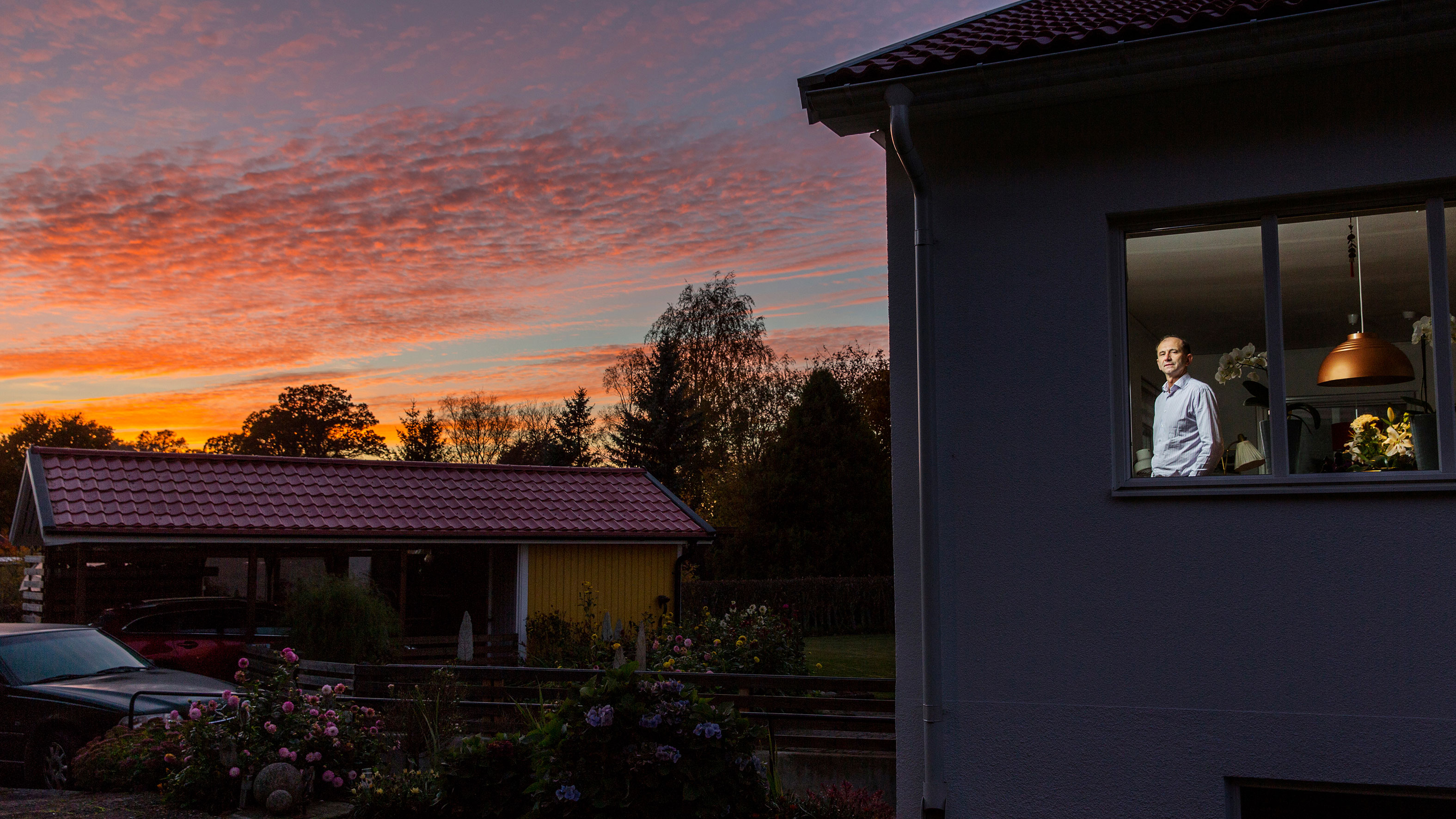Man tittar ut genom fönstret 