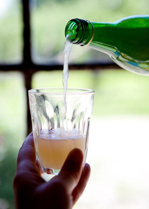 Häller upp ett glas äppelmust