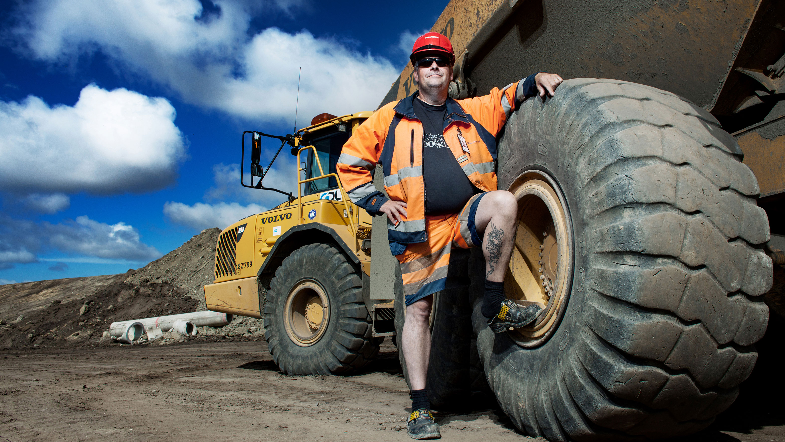 Arbetare står vid sin traktor