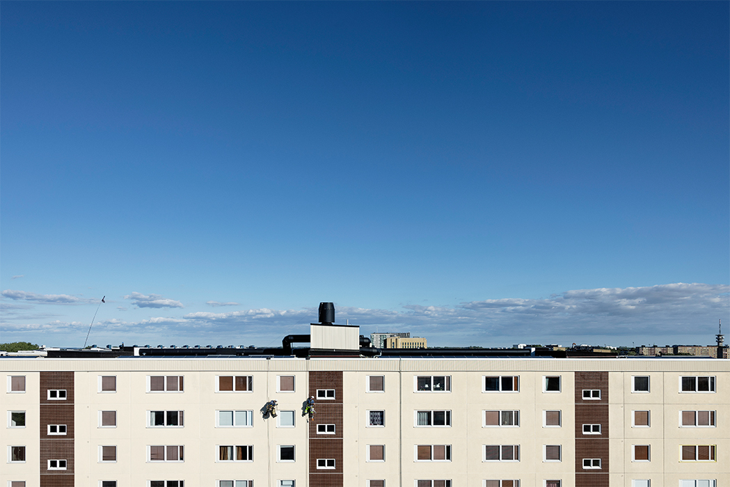 Ett höghus med en bakgrund av blå himmel